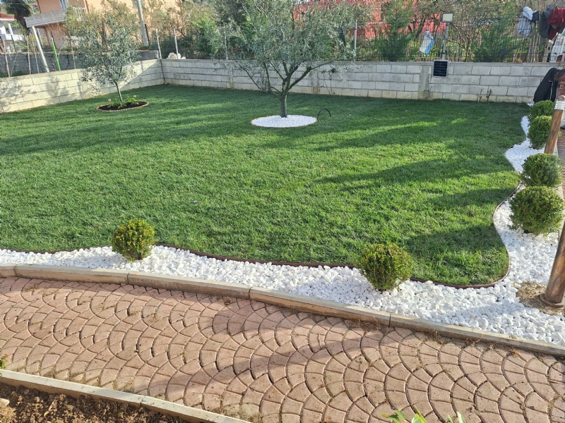 Foto 1 - Landscaping and Garden Services 