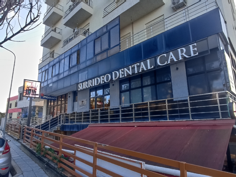 Foto 1 - Surrideo Dental Care – Aty ku buzeqeshja merr jete