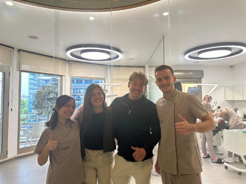 Foto 3 - Transform Your Smile with Andent Dental Clinic in Tirana, Albania. Discover advanced dental implants, All-on-4 and All-on-6, veneers, crowns, cosmetic dentistry, and personalized dental tourism care from experienced professionals.